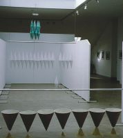 Kegelinstallation, Papier und Aluminium, 2009, H 80 cm, L 225 cm